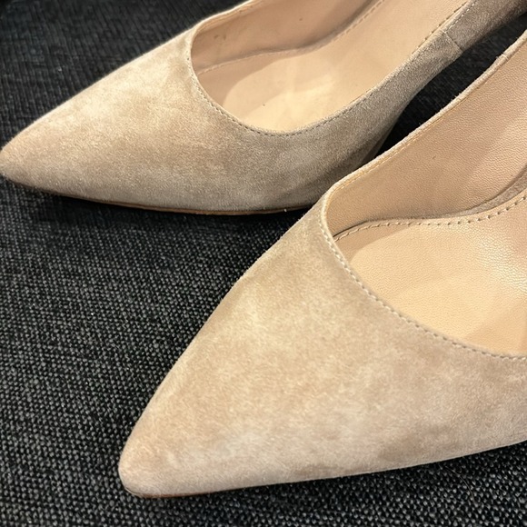 Tory Burch Tan Suede Pointed Toe Pumps Gold Logo Heel Sand Heels - Picture 15 of 16